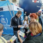 Prezentacja zespołu PGE Vive. Autografy rozdaje Mateusz Jachlewski / Marzena Mąkosa / Radio Kielce