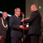 Przyznanie nagrody DEFENDER dla Instytutu Technicznego Wojsk Lotniczych z Warszawy za system informatyczny wspierający proaktywne zarządzanie bezpieczeństwem lotów w Służbie Ruchu Lotniczego SZ RP-TURAWA-MATS / Marzena Mąkosa / Radio Kielce