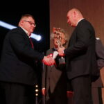 Przyznanie nagrody DEFENDER dla ARPOL Narzędzia Profesjonalne Sp. z o.o. z Osielska za wyposażenie kontenerowego warsztatu remontu uzbrojenia / Marzena Mąkosa / Radio Kielce