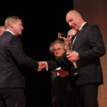 Przyznanie nagrody DEFENDER dla Mesko S.A.,  Skarżysko-Kamienna - lider; Wojskowy Instytut Techniczny Uzbrojenia z  Zielonki za pocisk rakietowy M-21 FENIKS HE / Marzena Mąkosa / Radio Kielce