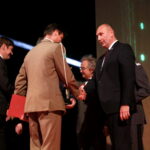 Przyznanie nagrody DEFENDER dla Konsorcjum: Wojskowa Akademia Techniczna im. Jarosława Dąbrowskiego z  Warszawy-lider; Akademia Marynarki Wojennej z Gdyni;  PIT-RADWAR S.A. z Warszawy; Zakłady Mechaniczne Tarnów S.A. z  Tarnowa za 35 mm okrętowy system uzbrojenia (OSU-35) / Marzena Mąkosa / Radio Kielce