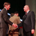 Przyznanie nagrody DEFENDER dla Konsorcjum: Wojskowa Akademia Techniczna im. Jarosława Dąbrowskiego z  Warszawy-lider; Akademia Marynarki Wojennej z Gdyni;  PIT-RADWAR S.A. z Warszawy; Zakłady Mechaniczne Tarnów S.A. z  Tarnowa za 35 mm okrętowy system uzbrojenia (OSU-35) / Marzena Mąkosa / Radio Kielce