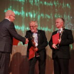 Przyznanie nagrody DEFENDER dla LUBAWA S.A. z Ostrowa Wielkopolskiego za lekki kombinezon odłamkoodporny-trudnopalny / Marzena Mąkosa / Radio Kielce