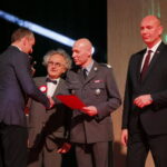 Przyznanie nagrody DEFENDER dla Advanced Protection Systems Sp. z o.o. z Gdyni  za CTRL+SKY- wielosensorowy system detekcji i neutralizacji dronów / Marzena Mąkosa / Radio Kielce