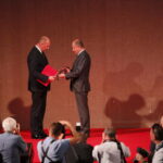 Przyznanie nagrody Prezydenta Rzeczypospolitej Polskiej dla produktu najlepiej służącego podniesieniu poziomu bezpieczeństwa żołnierzy Sił Zbrojnych RP,  którą otrzymuje  Ośrodek Badawczo-Rozwojowy Centrum Techniki Morskiej S.A. z  Gdyni za okrętowy system zarządzania walką SCOT / Marzena Mąkosa / Radio Kielce