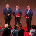 Przyznanie nagrody Prezydenta Rzeczypospolitej Polskiej dla produktu najlepiej służącego podniesieniu poziomu bezpieczeństwa żołnierzy Sił Zbrojnych RP,  którą otrzymuje  Ośrodek Badawczo-Rozwojowy Centrum Techniki Morskiej S.A. z  Gdyni za okrętowy system zarządzania walką SCOT / Marzena Mąkosa / Radio Kielce