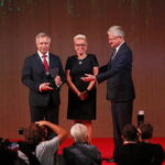 Przyznanie wyróżnienia Ministra Obrony Narodowej dla Rosomak Spółka Akcyjna z  Siemianowic Śląskich, WB Electronics S.A.  z Ożarowa Mazowieckiego - podwykonawca za wóz dowodzenia na platformie systemowej KTO 8x8 / Marzena Mąkosa / Radio Kielce