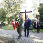 Wojewódzkie obchody Dnia Weterana Walk o Niepodległość Rzeczypospolitej Polskiej. Uroczystości przed Pomnikiem Katyńskim na Cmentarzu Partyzanckim. Kwiaty składa Jan Józef Kasprzyk, szef Urzędu do Spraw Kombatantów i Osób Represjonowanych / Marzena Mąkosa / Radio Kielce