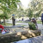 Wojewódzkie obchody Dnia Weterana Walk o Niepodległość Rzeczypospolitej Polskiej. Uroczystości przed Pomnikiem Katyńskim na Cmentarzu Partyzanckim. Kwiaty składa Jan Józef Kasprzyk, szef Urzędu do Spraw Kombatantów i Osób Represjonowanych / Marzena Mąkosa / Radio Kielce