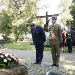 Wojewódzkie obchody Dnia Weterana Walk o Niepodległość Rzeczypospolitej Polskiej. Uroczystości przed Pomnikiem Katyńskim na Cmentarzu Partyzanckim. Kwiaty składa Jan Józef Kasprzyk, szef Urzędu do Spraw Kombatantów i Osób Represjonowanych / Marzena Mąkosa / Radio Kielce