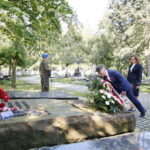 Wojewódzkie obchody Dnia Weterana Walk o Niepodległość Rzeczypospolitej Polskiej. Uroczystości przed Pomnikiem Katyńskim na Cmentarzu Partyzanckim. Kwiaty składa Agata Wojtyszek - wojewoda świętokrzyski i Krzysztof Słoń - senator RP / Marzena Mąkosa / Radio Kielce