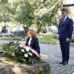 Wojewódzkie obchody Dnia Weterana Walk o Niepodległość Rzeczypospolitej Polskiej. Uroczystości przed Pomnikiem Katyńskim na Cmentarzu Partyzanckim. Kwiaty składa Agata Wojtyszek - wojewoda świętokrzyski i Krzysztof Słoń - senator RP / Marzena Mąkosa / Radio Kielce