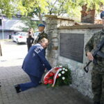 Wojewódzkie obchody Dnia Weterana Walk o Niepodległość Rzeczypospolitej Polskiej. Uroczystości przed tablicą pamiątkową na Cmentarzu Nowym w Kielcach. Kwiaty składa Jan Józef Kasprzyk, szef Urzędu do Spraw Kombatantów i Osób Represjonowanych / Marzena Mąkosa / Radio Kielce