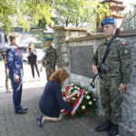 Wojewódzkie obchody Dnia Weterana Walk o Niepodległość Rzeczypospolitej Polskiej. Uroczystości przed tablicą pamiątkową na Cmentarzu Nowym w Kielcach. Kwiaty składają Agata Wojtyszek - wojewoda świętokrzyski i Krzysztof Słoń - senator RP / Marzena Mąkosa / Radio Kielce