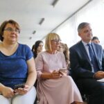 Interaktywny quiz wiedzy o "Przedwiośniu" Stefana Żeromskiego w IV LO w Kielcach.Na zdjęciu od prawej: Jacek Kowalczyk - dyrektor Departamentu Promocji, Edukacji, Kultury, Sportu i Turystyki Urzędu Marszałkowskiego Województwa Świętokrzyskiego i Edyta Lato - dyrektor IV Liceum Ogólnokształcącego w Kielcach  / Marzena Mąkosa / Radio Kielce