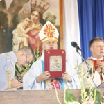 Uroczystości Jubileuszu 50-lecia koronacji obrazu Matki Bożej Miłosierdzia w Piekoszowie. Na zdjęciu biskup Jan Piotrowski  / Marzena Mąkosa / Radio Kielce