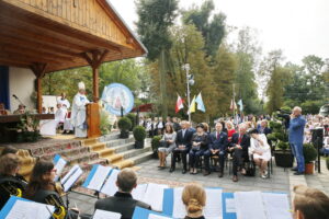 Uroczystości Jubileuszu 50-lecia koronacji obrazu Matki Bożej Miłosierdzia w Piekoszowie / Marzena Mąkosa / Radio Kielce
