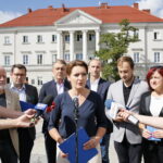 Podsumowanie konwencji wyborczej. Konferencja kandydatów Koalicji Obywatelskiej na kieleckim Rynku. Na zdjęciu przemawia: Marzena Okła - Drewnowicz - poseł PO. W drugim rzędzie od lewej: Włodzimierz Magdziarz - działacz Regionu Świętokrzyskiego KOD; Mateusz Żukowski - przewodniczący świętokrzyskich struktur Nowoczesnej; Jan Maćkowiak - wicemarszałek województwa świętokrzyskiego; Sławomir Gierada - mecenas; Maciej Kmita - działacz PO; Teresa Dziopa - nauczycielka / Marzena Mąkosa / Radio Kielce
