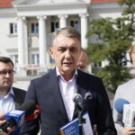Podsumowanie konwencji wyborczej. Konferencja kandydatów Koalicji Obywatelskiej na kieleckim Rynku. Na zdjęciu: Jan Maćkowiak - wicemarszałek województwa świętokrzyskiego / Marzena Mąkosa / Radio Kielce