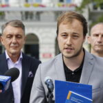 Podsumowanie konwencji wyborczej. Konferencja kandydatów Koalicji Obywatelskiej na kieleckim Rynku. Na zdjęciu: Maciej Kmita - działacz PO. W drugim rzędzie: Jan Maćkowiak - wicemarszałek województwa świętokrzyskiego i Sławomir Gierada - mecenas / Marzena Mąkosa / Radio Kielce