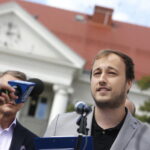 Podsumowanie konwencji wyborczej. Konferencja kandydatów Koalicji Obywatelskiej na kieleckim Rynku. Na zdjęciu: Maciej Kmita - działacz PO / Marzena Mąkosa / Radio Kielce