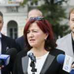 Podsumowanie konwencji wyborczej. Konferencja kandydatów Koalicji Obywatelskiej na kieleckim Rynku. Na zdjęciu: Teresa Dziopa - nauczycielka. W drugim rzędzie: Jan Maćkowiak - wicemarszałek województwa świętokrzyskiego i Maciej Kmita - działacz PO / Marzena Mąkosa / Radio Kielce