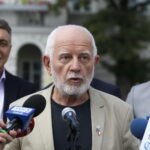 Podsumowanie konwencji wyborczej. Konferencja kandydatów Koalicji Obywatelskiej na kieleckim Rynku. Na zdjęciu: Włodzimierz Magdziarz - działacz Regionu Świętokrzyskiego KOD. W drugim rzędzie: Jan Maćkowiak - wicemarszałek województwa świętokrzyskiego i Maciej Kmita - działacz PO / Marzena Mąkosa / Radio Kielce