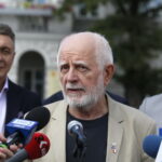 Podsumowanie konwencji wyborczej. Konferencja kandydatów Koalicji Obywatelskiej na kieleckim Rynku. Na zdjęciu: Włodzimierz Magdziarz - działacz Regionu Świętokrzyskiego KOD. W drugim rzędzie: Jan Maćkowiak - wicemarszałek województwa świętokrzyskiego i Maciej Kmita - działacz PO / Marzena Mąkosa / Radio Kielce