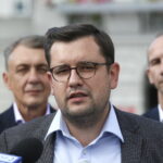 Podsumowanie konwencji wyborczej. Konferencja kandydatów Koalicji Obywatelskiej na kieleckim Rynku. Na zdjęciu: Mateusz Żukowski - przewodniczący świętokrzyskich struktur Nowoczesnej. W drugim rzędzie: Jan Maćkowiak - wicemarszałek województwa świętokrzyskiego i Sławomir Gierada - mecenas / Marzena Mąkosa / Radio Kielce
