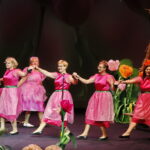 Spektakl "Calineczka" w Kieleckim Centrum Kultury przygotowany przez nauczycieli i rodziców uczniów ze Szkoły Podstawowej nr 8 / Marzena Mąkosa / Radio Kielce