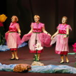 Spektakl "Calineczka" w Kieleckim Centrum Kultury przygotowany przez nauczycieli i rodziców uczniów ze Szkoły Podstawowej nr 8 / Marzena Mąkosa / Radio Kielce