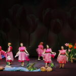 Spektakl "Calineczka" w Kieleckim Centrum Kultury przygotowany przez nauczycieli i rodziców uczniów ze Szkoły Podstawowej nr 8 / Marzena Mąkosa / Radio Kielce