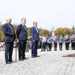 Uroczystości pod pomnikiem "Homo Homini" w 17. rocznicę ataków terrorystycznych na wieże World Trade Center. Kwiaty składa reprezentacja Rady Miasta. Drugi od lewej: Wojciech Lubawski - prezydent Kielc / Marzena Mąkosa / Radio Kielce