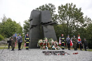 Uroczystości pod pomnikiem "Homo Homini" w 17. rocznicę ataków terrorystycznych na wieże World Trade Center / Marzena Mąkosa / Radio Kielce