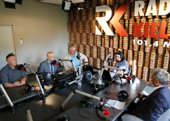 Punkty widzenia. Na zdjęciu (od lewej): Władysław Burzawa - radny, Marian Buras - burmistrz Morawicy, Sławomir Stachurski - kierownik administracji "DOMATOR", Magdalena Sitek - Radio Kielce i Henryk Ławniczek - prezes Przedsiębiorstwa Gospodarki Odpadami / Marzena Mąkosa / Radio Kielce
