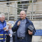 Rajd po Kielcach z biskupem Marianem Florczykiem. Po prawej ksiądz Krzysztof Banasik / Marzena Mąkosa / Radio Kielce