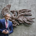 Uroczystości przed pomnikiem straceń w lesie na kieleckim Stadionie. Dariusz Kozak - przewodniczący Rady Miasta w Kielcach  / Marzena Mąkosa / Radio Kielce