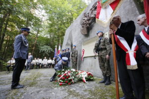 Uroczystości przed pomnikiem straceń w lesie na kieleckim Stadionie / Marzena Mąkosa / Radio Kielce