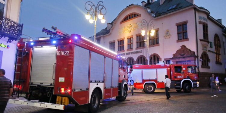 Akcja straży pożarnej na ulicy Sienkiewicza / Marzena Mąkosa / Radio Kielce