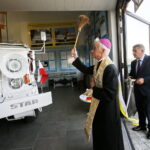 Otwarcie Muzeum Samochodu Papieskiego Jana Pawła II. Na zdjęciu: biskup Marian Florczyk / Marzena Mąkosa / Radio Kielce