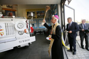 Otwarcie Muzeum Samochodu Papieskiego Jana Pawła II. Na zdjęciu: biskup Marian Florczyk / Marzena Mąkosa / Radio Kielce