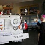 Otwarcie Muzeum Samochodu Papieskiego Jana Pawła II. Na zdjęciu: biskup Marian Florczyk / Marzena Mąkosa / Radio Kielce