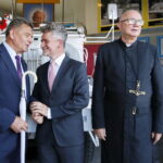 Otwarcie Muzeum Samochodu Papieskiego Jana Pawła II. Na zdjęciu (od lewej): Marek Adamczak, Krzysztof Słoń - senator RP i ojciec Zygfryd Wiecha / Marzena Mąkosa / Radio Kielce