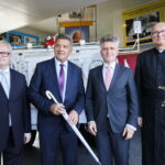 Otwarcie Muzeum Samochodu Papieskiego Jana Pawła II. Od lewej: Arkadiusz Siwko, Marek Adamczak, senator PiS Krzysztof Słoń, ojciec Zygfryd Wiecha / Marzena Mąkosa / Radio Kielce