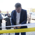 Otwarcie Muzeum Samochodu Papieskiego Jana Pawła II. Wstęgę przecina Wojciech Lubawski - prezydent Kielc / Marzena Mąkosa / Radio Kielce