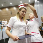 "Czepkowanie" studentów pielęgniarstwa i położnictwa na UJK / Marzena Mąkosa / Radio Kielce