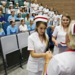 "Czepkowanie" studentów pielęgniarstwa i położnictwa na UJK / Marzena Mąkosa / Radio Kielce