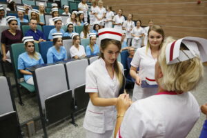 "Czepkowanie" studentów pielęgniarstwa i położnictwa na UJK / Marzena Mąkosa / Radio Kielce