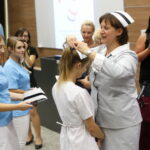 "Czepkowanie" studentów pielęgniarstwa i położnictwa na UJK / Marzena Mąkosa / Radio Kielce