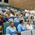 "Czepkowanie" studentów pielęgniarstwa i położnictwa na UJK / Marzena Mąkosa / Radio Kielce